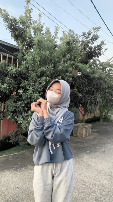 Outfit Jogging Hijab, Ootd Hoodie, Grey Hijab, Ootd Hijab Casual, Muslim Fashion Hijab Outfits, Hijabi Fashion Casual, Casual Hijab, Style Hijab, Casual Hijab Outfit