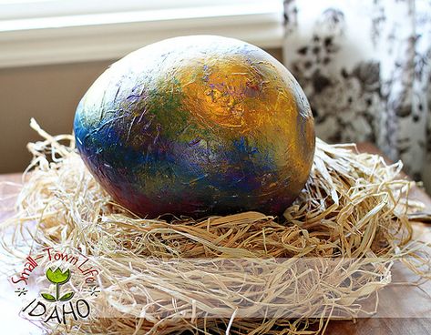 Dragon eggs. So want to do these with the kids now! Could work with how to train your dragon... Dragon Egg Craft, Dragon Eggs, Dragon Crafts, Dragon Birthday, Dragon Party, Clay Dragon, Paper Mache Crafts, Egg Crafts, Dragon Egg