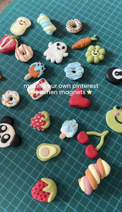 Christmas Magnets Diy Craft Ideas, Cute Mini Clay Sculptures, Kitchen Magnets Diy, Air Dry Clay Magnets Diy Easy, Clay Magnet Ideas Aesthetic, Diy Magnets Clay, Homemade Clay Magnets, Oven Bake Clay Magnets, Mini Clay Magnets