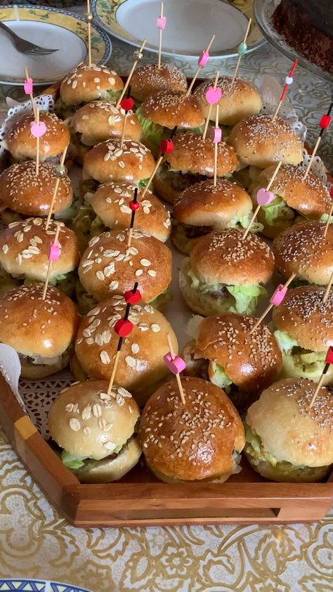 Mini burgers Picnic Savoury Food, Birthday Savory Food Ideas, Cute Picnic Ideas Food, Savory Picnic Food, Birthday Party Food Ideas Aesthetic, Picnic Food Ideas Sandwiches, Cottagecore Picnic Food, Pick Nick Food, Picnic Birthday Food Ideas