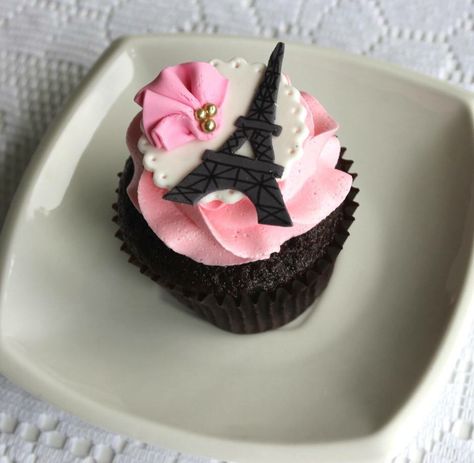 Eiffel Tower Cupcake Eiffel Tower Cupcakes, Paris Cupcake Ideas, Paris Theme Cupcakes, Paris Themed Birthday Party Food, Prom Food, Paris Cupcakes, Cake 2023, Paris Themed Cakes, Paris Themed Birthday Party