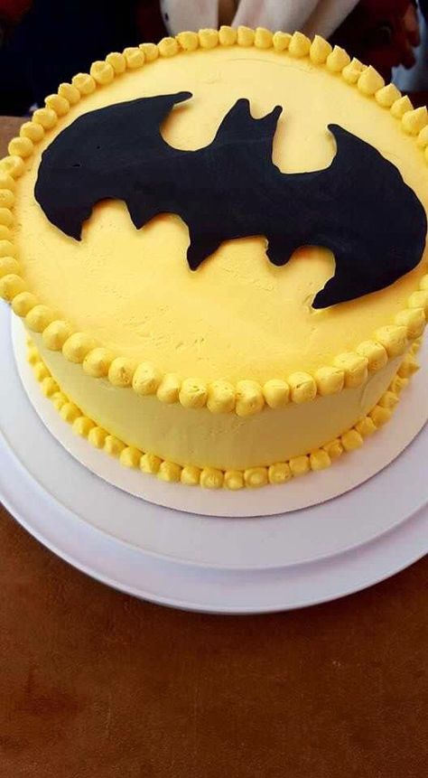 Batman cake - buttercream frosting and chocolate stencil cutout Batman Cake Buttercream, Diy Batman Cake, Simple Batman Cake, Pan Kawaii, Batman Cake Design, Batman Cake Ideas, Easy Batman Cake, Movie Hangout, Cake Buttercream Frosting