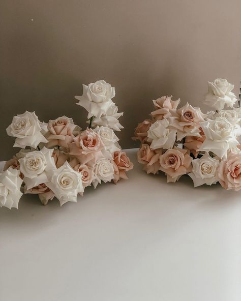 Neutral Wedding Flowers, Event Centerpiece, Neutral Wedding, Wedding Table Settings, Estate Wedding, Blush Roses, Wedding Deco, Beautiful Decor, Wedding Inspo