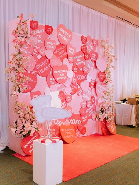 Valentines Decoration Aesthetic, Cool Photobooth Ideas, Valentine Theme Wedding, February Event Ideas, Valentines Event Decor, Valentines Booth Ideas, Heart Baby Shower Theme, Galentines Bridal Shower Ideas, Valentine Baby Shower Ideas Decoration