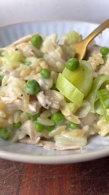 Fitness Meals🍗🍌🍛🍍 on Instagram: "Chicken & Leek Orzotto 🍴 . . . INGREDIENTS: 1 cup of orzo 1 cup of peas 1 diced leek 1 handful of cooked shredded chicken 1/2 a cup of garlic cream cheese . METHOD: Add the orzo, leek, peas and chicken to a saucepan along with 500ml of boiling water. Simmer for 15 minutes, stirring occasionally to prevent sticking. Then turn the heat off and add the cream cheese and mix thoroughly. Season if you wish. That’s it! . Serve! . . Credit: @_myfirstmeals . . #orzotto #onepanmeal #onepotmeal #familydinner #easyrecipes #quickmeals #budgetfriendly #cheapeats #easymeals #orzo #onepotmeals #onepanmeals" Orzo Recipes Side, Garlic Cream Cheese, Orzo Pasta Recipes, Meals Chicken, Fitness Meals, Macaroni Cheese Recipes, Full Recipes, Rice Bowls Recipes, Healthy Supper