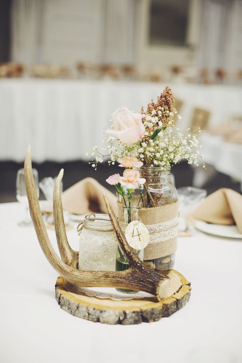 Camo Wedding Reception Ideas, Deer Antler Table Decor Wedding, Rustic Wedding Decor Antlers, Deer Horn Centerpiece Wedding, Deer Shed Centerpiece Wedding Ideas, Boho Antler Wedding Decor, Cowhide Wedding Unity, Hunting Wedding Theme Centerpieces, Hunting Wedding Decorations