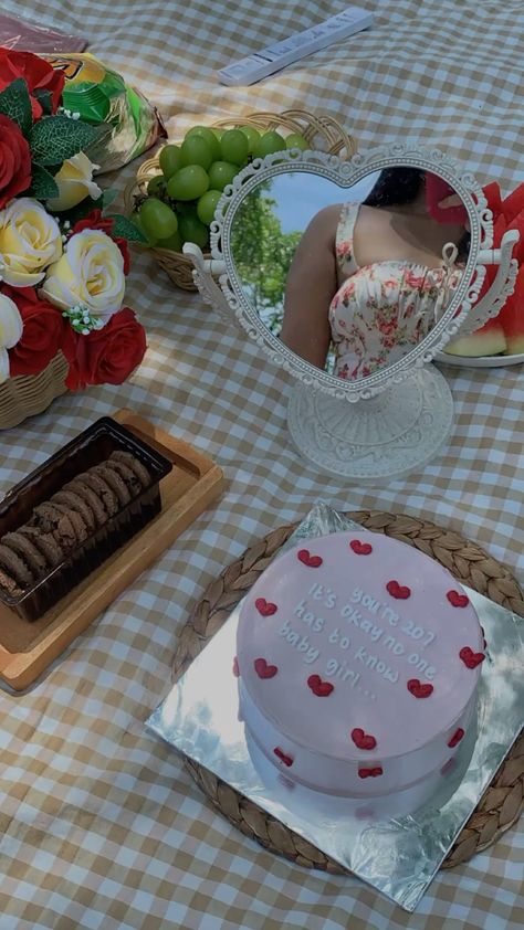 #birthdaycakeideas #birthdaygirl #picnic 20th Birthday Picnic, Picnic Birthday Photoshoot, Birthday Picnic Ideas, Picnic Cake, Acrylic Nails Nude, Birthday Picnic, Birthday Vibes, Birthday Aesthetic, Picnic Birthday