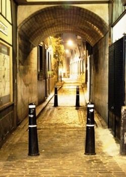 London Walks Jack the Ripper tour Our tour begins by passing beneath this old arch into the cobblestoned Gunthorpe Street. Whitechapel London, East End London, Jack The Ripper, Victorian London, London History, London Tours, The Jack, London Town, Old London