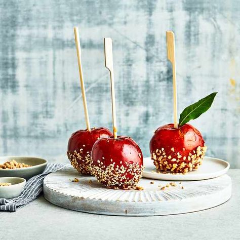 Toffee apples Toffee Apples Recipe, Ghost Chocolate, Halloween Feast, Toffee Apples, Easy Halloween Recipes, Stews And Casseroles, Autumn Greetings, Self Saucing Pudding, Cheese Burgers