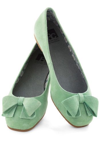 Mint green flats with tidy bows.... yay for non-hurty feet at the end of your wedding day! Mint Green Shoes, Shoes With Bows, Mode Shoes, Green Flats, Wedding Shoes Flats, Seychelles Shoes, Vintage Flats, Cute Flats, Bow Flats