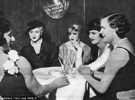 Transvestites having drinks in the Eldorado club that was not hidden away but celebrated in the golden age of the gay bar and club scene in Weimar Berlin. It was a hot spot for high society and partying until dawn was the norm Trans History, Berlin Cabaret, Weimar Republic, Gay History, Celebrities Humor, Roaring Twenties, High Society, Cabaret, Women In History