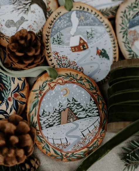 Christmas Ornament Painting Ideas Easy Diy, Christmas Decor Diy Ideas Homemade Gifts, Wood Painted Christmas Ornaments, Diy Painted Ornaments Christmas, Painted Wood Ornaments Christmas, Wooden Christmas Ornaments Wood Slices, Painted Christmas Ornaments Wooden, Wooden Ornaments Diy Wood Slices, Wood Cookie Ornaments