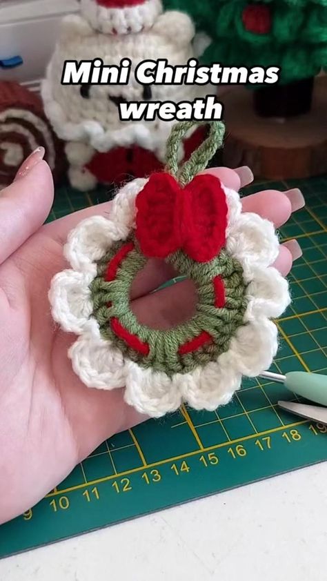 Xmas Decorations Crochet, Crochet Decor Christmas, Diy Christmas Decorations Crochet, Crochet Mini Wreath Pattern Free, Christmas Easy Crochet, Diy Crochet Christmas Gifts, Christmas Crochet Decor Ideas, Christmas Gifts Crochet Ideas, Crochet Xmas Wreath