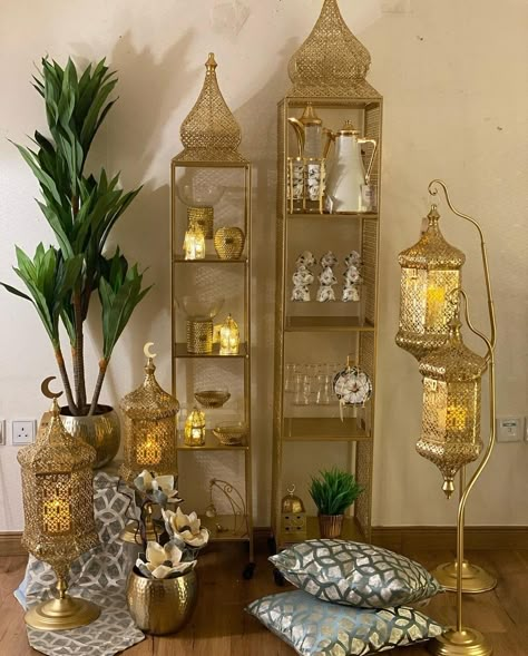 Eid House Decoration, Ramadan Inspo Decor, Ramadan Decorations Living Rooms, Arabic Decoration Arabian Decor, Ramadan Corner Decoration, Namaaz Room, Arabic Room, Ramadan Corner, Ramadan Decorations Printables