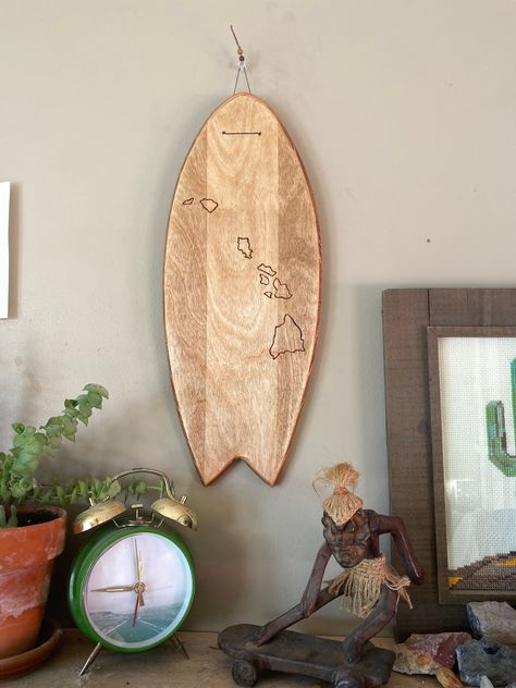 "Mini surf Hawaiian islands wall hanging.  Made, drawn and wood burned by hand.  * please note that variances in the wood graining and the way it takes stain can change slightly from piece to piece*  Customizations welcome!  Dimensions 17\" long 7\" wide" Hawaii Surfboard, Hawaiian Home Decor, Surf Room, Surfboard Decor, Hawaiian Homes, Wooden Surfboard, Surfboard Wall, Big Kids Room, Kids Room Inspiration