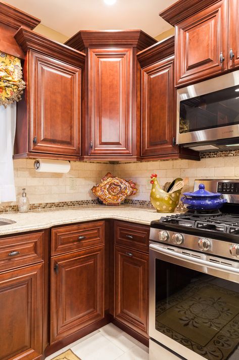 Home Cabinet Westbury J5 Mahogany Maple standard 10'x10' L-shaped kitchen | #kitchen #kitchendesign #kitchendecor #kitchenlayout #kitchentriangle #worktriangle #mahogany #mahoganycabinets #classickitchen #lshaped #lshapedkitchen Mahogany Cabinets Kitchen, Mahogany Kitchen Cabinets, Rosewood Kitchen, Dark Brown Kitchen Cabinets, Arizona Kitchen, Apartment Upgrades, Mahogany Kitchen, Dark Brown Kitchen, Classic Kitchen Cabinets