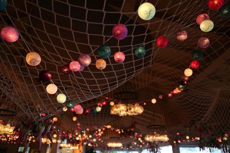 Ceiling decoration with fishing net and coloured light balls Fishing Net Ceiling Decor, Restaurant Moodboard, Tiki Backyard, Net Ceiling, Vincenzo Dascanio, Fish Net Decor, Lucky Fish, Computer Gaming Room, Spongebob Party