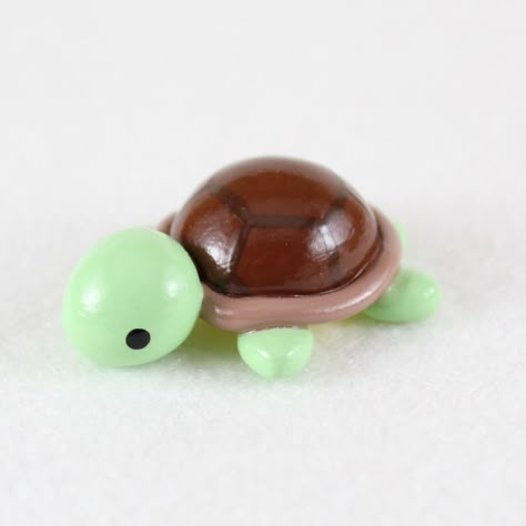 Cute Simple Things To Make Out Of Clay, Small Clay Turtle, Clay Turtle Diy, Turtle Clay Sculpture Easy, Simple Sculpture Ideas Clay, Cute Clay Turtle, Cute Things To Sculpt With Clay, Cute Air Dry Clay Ideas Animals, Small Clay Sculptures Easy