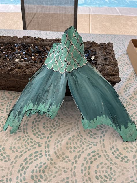 Palm Frond Art Diy, Palm Bark Crafts, Crafts With Palm Tree Bark, Leaf Mermaid Craft, Palm Fronds Art Ideas, Painted Coconuts Ideas, Palm Fronds Crafts, Palm Fronds Art, Fronds Art