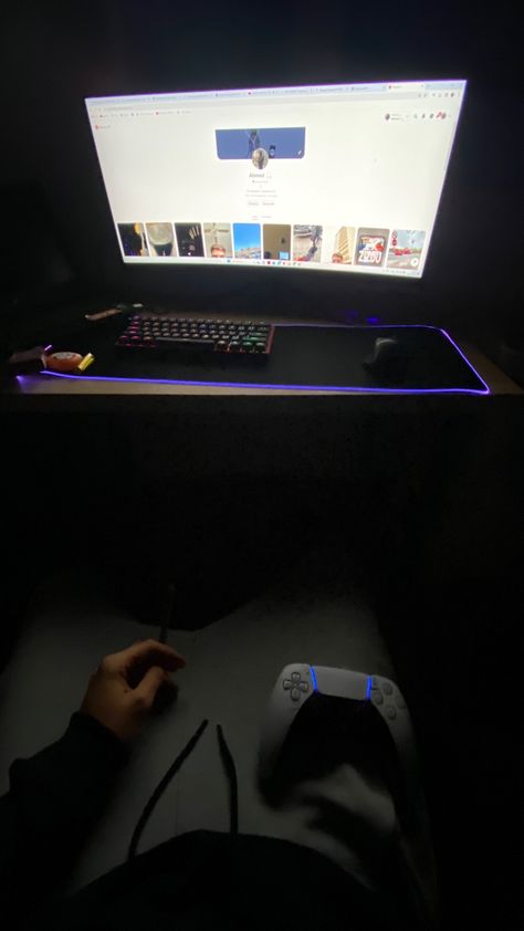 Ps5 Aesthetic, Small Room Setup, Setup Pc, Gamer Setup, Computer Desk Setup, Yeezy Foams, Video Game Room Design, Gamer Pics, Future Apartment Decor