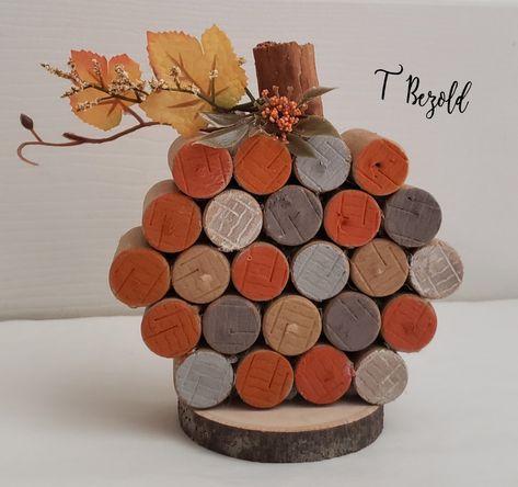 Crafts Using Corks, Small Logs Ideas, Diy Fall Decor Wine Corks, Pumpkin Wine Cork Crafts, Pumpkin Cork Craft, Cork Fall Crafts, Cork Bottle Crafts, Thanksgiving Wine Cork Crafts, Cork Crafts Halloween