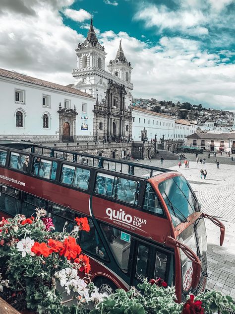 Te contamos la mejor forma de llegar al Centro Histórico de Quito Ecuador Photography, Tour Bus, Casas Coloniales, Quito Ecuador, Sierra Nevada, Quito, Art Poses, Ecuador, South America