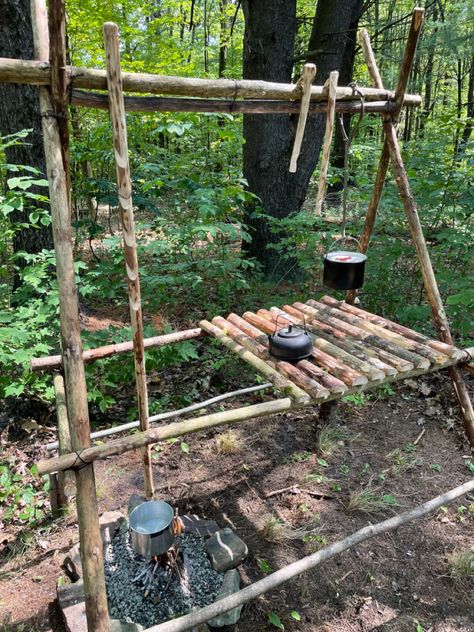 Bushcraft Table, Bushcraft Fireplace, Bushcraft Furniture, Bushcraft Shelter Long Term, Living In Woods, Bushcraft Kitchen, Primitive Shelter, Bushcraft Projects, Primitive Cooking