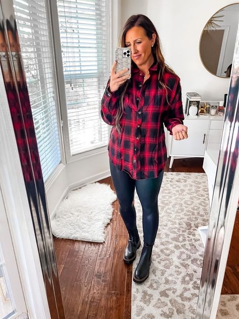 Amazon tunic flannel in red and black, with spanx leggings and boots. Such an easy outfit for fall and winter. Women's style // mom style // easy flannel style // midsize // amazon finds Red And Black Flannel Outfit, Leggings And Flannel Outfit, Orange Flannel Outfit, Plaid Flannel Outfit, Style Midsize, Outfit With Uggs, Women Leggings Outfits, Plaid Shirt Outfits, Flannel Style