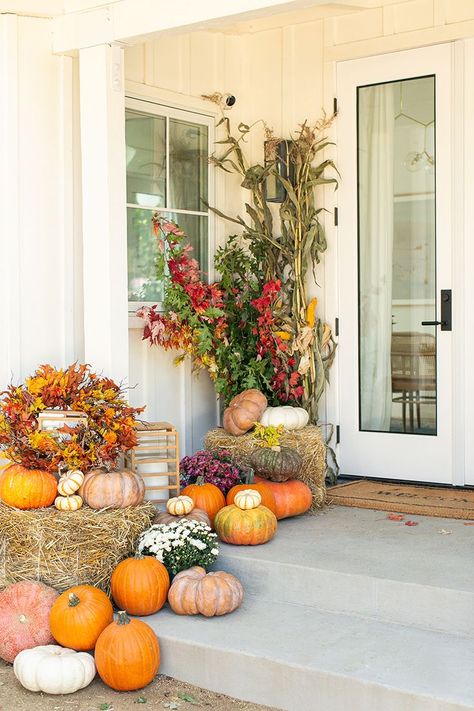 Our favorite fall porch decorating ideas and styling tips for decorating your fall porch! #Fall #Porch #Decorating #FallDecoratingIdeas #PorchIdeas #Pumpkins #HayBales #Fall #Styling #FrontPorch #FallPorch Fall Decor With Hay Bales, Fall Yard Decor, Outdoor Fall Decor Ideas, Fall Front Porch Ideas, Porch Pumpkins, Party Girlande, Feuille Eucalyptus, Fall Front Porch Decor, Front Steps