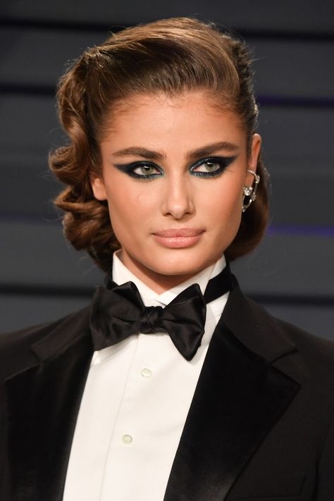 Taylor Hill  The only thing bolder than wearing a tuxedo on a red carpet is pairing it with an Old Hollywood wave set and a dramatic metallic blue eye look. Somehow it all works—and it's one of our favorite looks of the night. Easy Party Hairstyles, Red Carpet Makeup, Red Carpet Hair, Celebrity Magazines, Taylor Marie Hill, Hollywood Waves, Taylor Hill, Hair Women, Beauty Looks