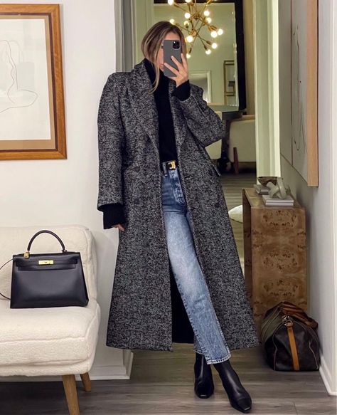 Herringbone Coat Outfit, Winter Work Fashion, Grey Coat Outfit, Madrid Outfits, Grey Overcoat, Twill Coat, Herringbone Coat, Celebrity Casual Outfits, Chic Winter Outfits