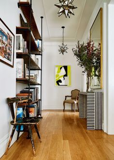 Furniture Scratches, Apartment Organization, Foyer Decorating, Oak Planks, New York Apartment, Style Deco, Nyc Apartment, Small Apartment, Contemporary Living