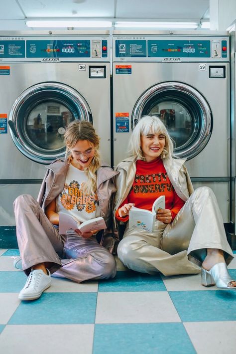 Laundromat Photoshoot, Retro Fashion Photography, Retro Shoot, Mode Pastel, Retro Photoshoot, Laundry Mat, Retro Photography, Shotting Photo, Photographie Portrait Inspiration