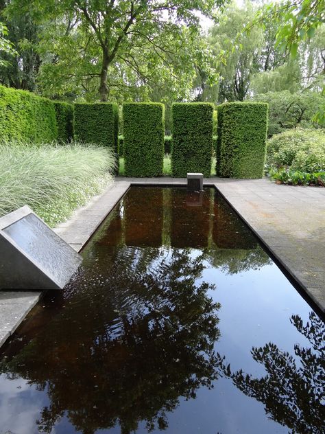 10 Garden Ideas to Steal from the Netherlands - Gardenista Miscanthus Morning Light, Garden Dividers, Dutch Gardens, Pond Fountains, Cottage Garden Design, Garden Arbor, Modern Garden Design, Water Features In The Garden, Garden Pond