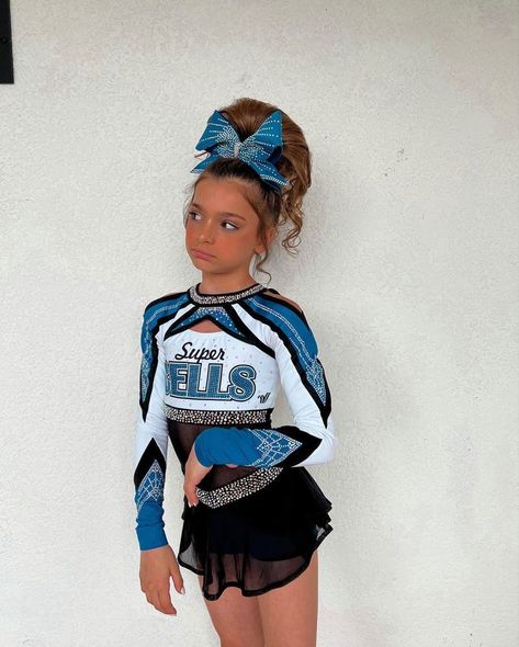 Cute Cheer Uniforms, Preppy Pfps, Cheer Photography, Allstar Cheer, Cheerleader Outfit, Cheer Things, Cheer Uniforms, Cheerleading Pictures, Cheer Picture Poses