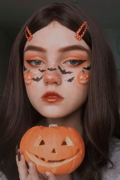 Pumpkin Makeup Ideas, Easy Halloween Makeup Looks, Easy Halloween Makeup Ideas, Maquillage Halloween Simple, Easy Halloween Makeup, Eyeliner Designs, Cute Halloween Makeup, Halloween Makeup Diy, Halloween Eye Makeup