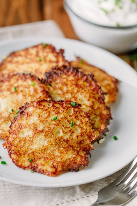 These are classic old world potato pancakes with a surprise inside! Mom always made these draniki growing up. Yummy for breakfast, lunch or dinner! Potato Pancake Recipe, Potato Latke Recipe, Potatoe Pancake Recipe, Lithuanian Recipes, Stuffed Potato, Potato Pancake, Eastern European Recipes, Potato Latkes, Raw Potato