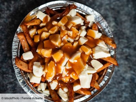 La poutine est une spécialité québécoise composée de frites, de fromage appelé Skouik Skouik et d'une sauce brune sucré-salée. Une recette parfaite pour... Creamy Vodka Sauce, Canadian Dishes, Seafood Salad Pasta, Frijoles Refritos, Crispy French Fries, Frozen French Fries, Beef Gravy, Vodka Sauce, Cheese Curds