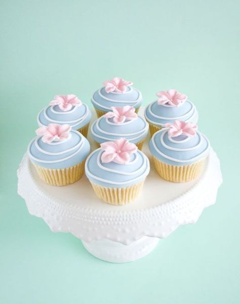 Baby blue and soft pink cupcakes #wedding #weddingcupcakes #blue #pink #cupcakes Cupcakes Flores, Cupcakes Design, Pretty Cupcakes, Cupcakes Decorados, Creative Cupcakes, Beautiful Cupcakes, Sweet Cupcakes, Cupcake Designs, Flower Cupcakes