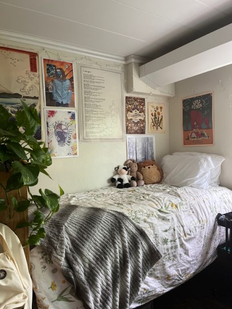 Dorm Room 2024, Artsy Dorm Room, Eclectic Dorm Room, Dorm Room Minimalist, Unique Dorm Room, Decor Room Ideas, Vintage Dorm, Guy Dorm Rooms, Dorm Room Decor Ideas