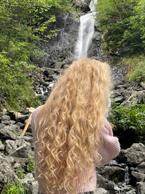 Wavy hair aesthetic Blonde Curly Aesthetic, Light Blonde Wavy Hair, Cottagecore Hair Color, Shower Motivation, Wavy Hair Aesthetic, Blond Wavy Hair, Wavy Hair Blonde, Slightly Wavy Hair, Types Of Blondes