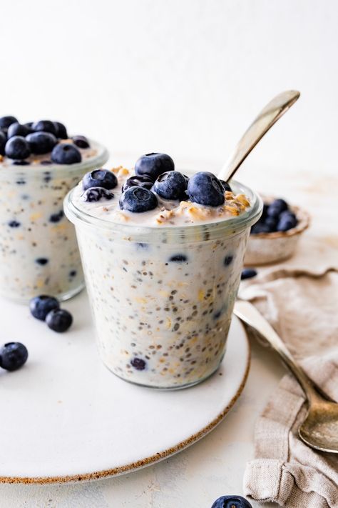 You only need 7 simple ingredients and 5 minutes of prep time to make these blueberry overnight oats! It's the perfect healthy breakfast to meal prep for the week. Healthy Oatmeal Recipes Overnight, Aesthetic Sweets, Peach Overnight Oats, Strawberry Overnight Oats, Blueberry Overnight Oats, Healthy Oatmeal Recipes, Oat Recipes Healthy, Seed Recipes, Perfect Healthy Breakfast