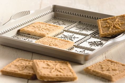 Tips & Tricks for using the Snowflake Shortbread pan via @kingarthurflour Shortbread Cookies Christmas, Pan Cookies, Christmas Cookies Gift, Shortbread Cookie Recipe, Christmas Cookie Exchange, Shortbread Recipes, Shortbread Cookie, King Arthur Flour, Desserts To Make