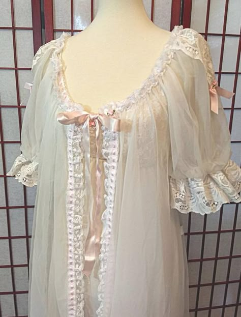 Victorian Set Nightgown Robe , Lingerie set, Bridal Set, Bridal Lingerie. The robe close with ribbon. Rococo Nightgown, Victorian Nightgown Aesthetic, 1800s Nightgown, Bridgerton Clothes, Victorian Sleepwear, Victorian Lingerie, Wedding Nightgown, Nightgown Vintage, Poor Things