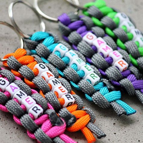 Paracord Name Keychain, Paracord Gift Ideas, Paracord Keychain Diy Tutorials, Paracord Projects Diy, Paracord Accessories, Paracord Bracelet Patterns, Paracord Braids, Crafts Beads, Paracord Bracelet Diy