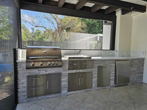 Still not too pretty to use! - Elegant Outdoor Kitchens Grill And Griddle Outdoor Kitchen, Grey Outdoor Kitchen, Arizona House, Pool Water Features, Outdoor Kitchen Ideas, Modern Backyard Landscaping, Outdoor Kitchen Patio, Outdoor Refrigerator, Modern Backyard