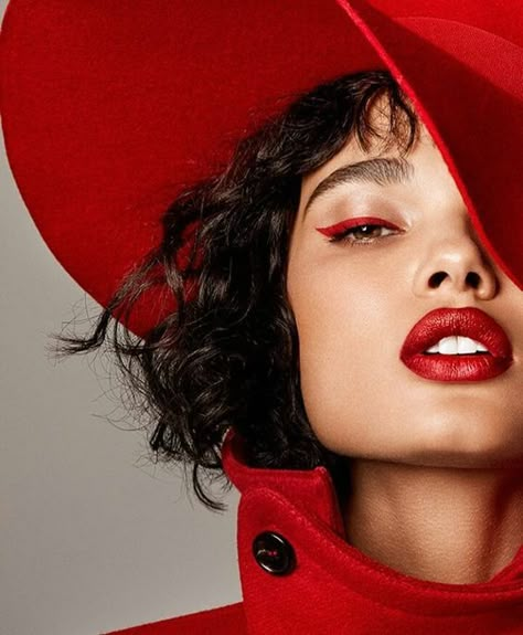 19 Ways to Shake Up Your Red Lipstick This Holiday Season Editorial Make-up, Modern Dans, Red Lipstick Looks, Mekap Mata, Mode Editorials, Smink Inspiration, Photographie Portrait Inspiration, Red Makeup, Glam Look