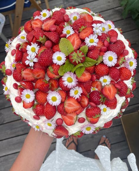 @angelicabarwich on instagram Spring Cake, Company Picnic, Summer Cakes, Picnic Foods, Picnic Party, Strawberry Cake, Summer Picnic, Summer Desserts, Let Them Eat Cake