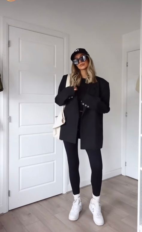 Sporty Blazer Outfit Women, Leggings And A Blazer, Fall 2024 Casual Outfit Inspiration, Sporty Blazer Outfit, Legging And Blazer Outfit, Leggings Elegant Outfit, Autumn Outfit Ideas 2024, Black Blazer Outfit Casual Street Styles, Black Outfit White Shoes