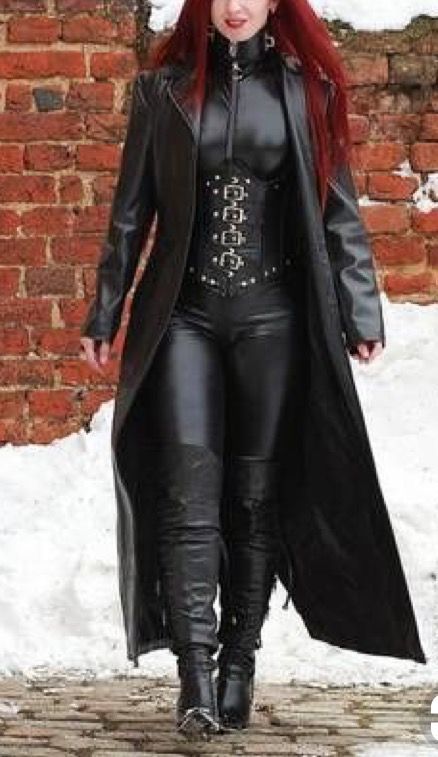 Leather Outfits Women, Leather Clothes, Long Leather Coat, Legging Outfits, Leather Corset, Gothic Girls, Leather Outfit, Goth Fashion, Gothic Fashion